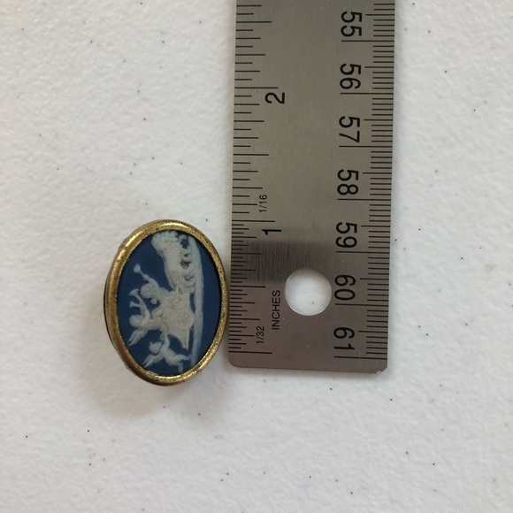 Vintage cherub and horse carriage cameo brooch - Picture 3 of 4